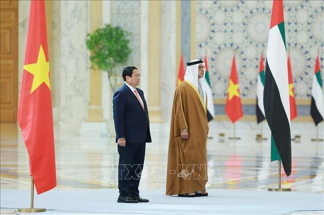 La cérémonie officielle d'accueil du Premier ministre Pham Minh Chinh, de son épouse, en visite officielle aux EAU. Photo: VNA