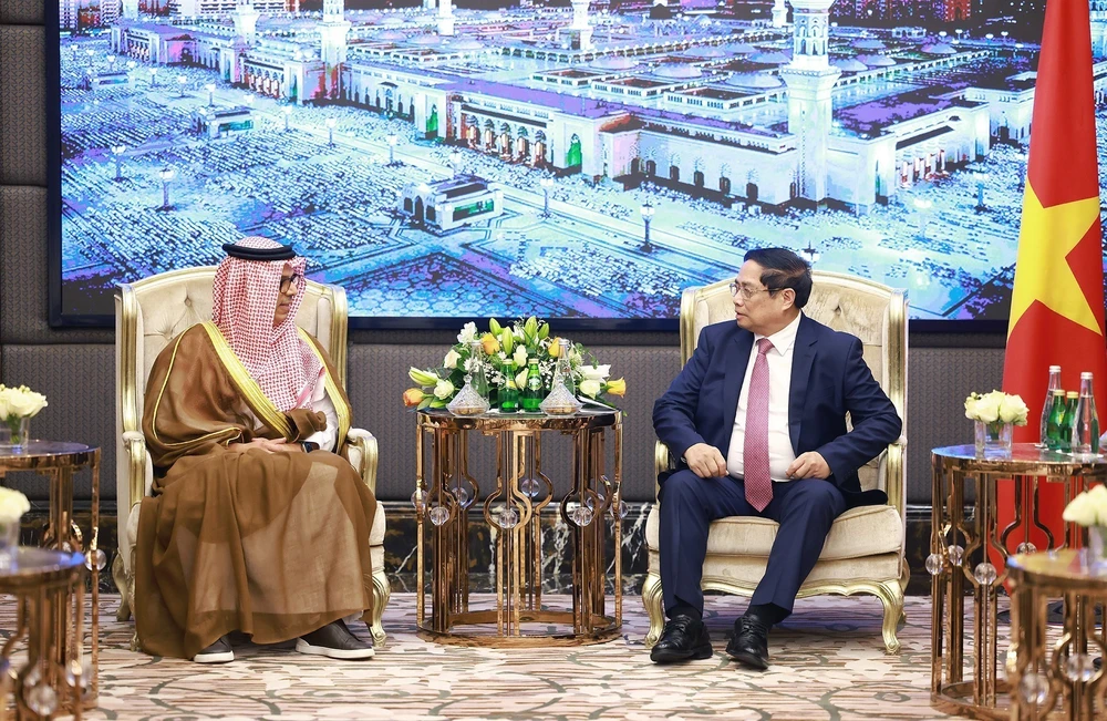 Le Premier ministre Pham Minh Chinh (droite) et Abdulla Mohammed Al Zamil,président du groupe Zamil. Photo: VNA