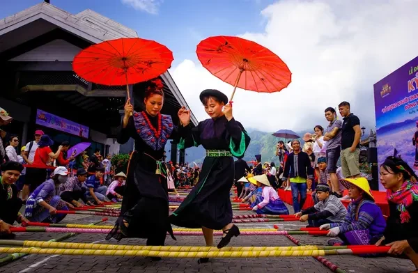 Les touristes au festival culturel de la région du Nord-Ouest. Photo: VNA