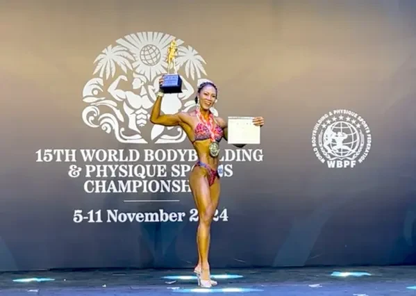 Nguyên Thi Kim Cuong décroche deux médailles d'or aux Championnats du monde de bodybuilding et de fitness aux Maldives. Photo: baodongnai.com.vn