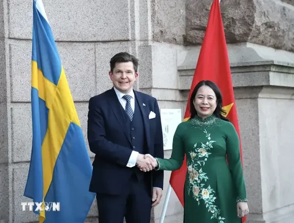 La vice-présidente Vo Thi Anh Xuan et le président du Riksdag, Andreas Norlen. Photo: VNA