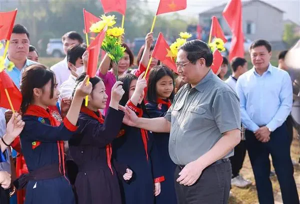 Le Premier ministre Pham Minh Chinh et des habitants la zone résidentielle 8, bourg de Na Sâm, district de Van Lang, province de Lang Son (Nord). Photo: VNA