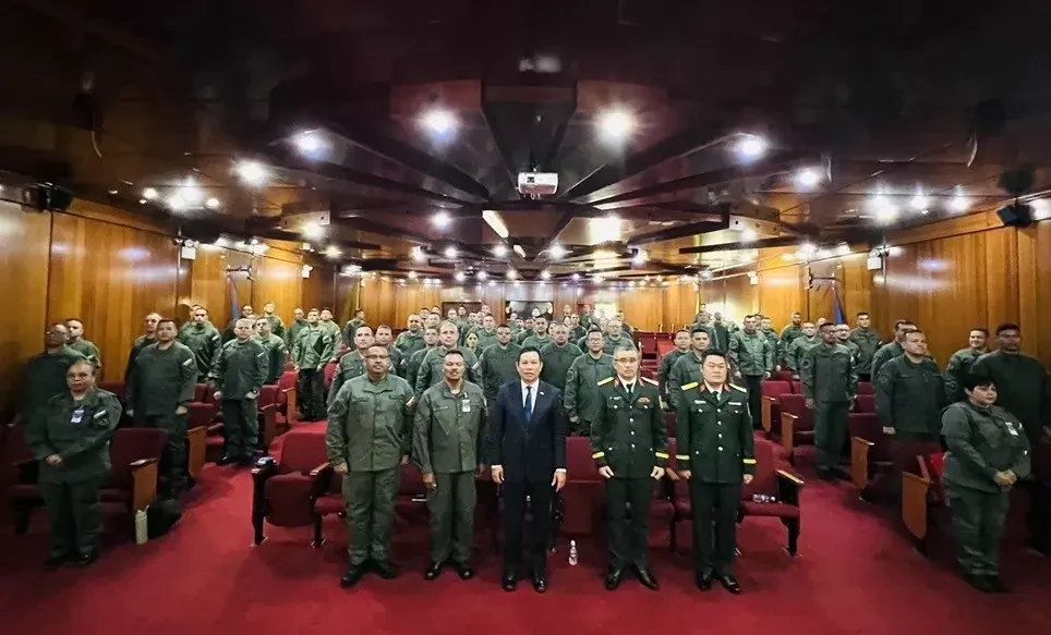 Délégués au débat. Photo: ambassade du Vietnam au Venezuela