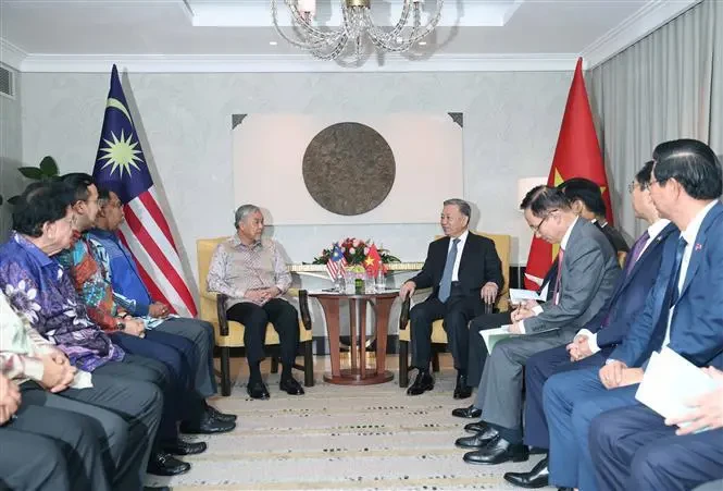 Le secrétaire général du Parti communiste du Vietnam (PCV), Tô Lâm (droite), rencontre le vice-Premier ministre malaisien, Dato' Seri Dr. Ahmad Zahid Hamidi, également ministre du Développement rural et président de l’Organisation nationale des Malais unis (UMNO), et de hauts responsables de la coalition au pouvoir en Malaisie. Photo: VNA