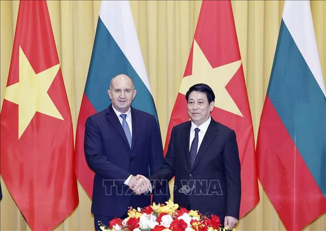 Les deux présidents vietnamien Luong Cuong (droite) et bulgare Rumen Radev. Photo: VNA