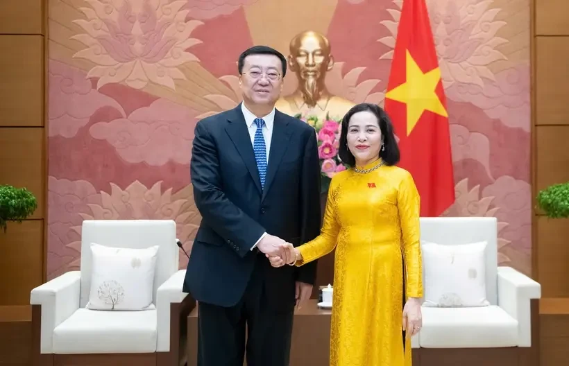 La vice-présidente de l'Assemblée nationale (AN), Nguyên Thi Thanh, et le secrétaire adjoint du Comité du Parti communiste chinois (PCC) de la région autonome ouïgoure du Xinjiang, Zhang Zhu, également secrétaire du Comité du PCC de la ville d'Urumqi. Photo: quochoi.vn