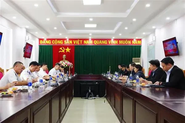 Des représentants du Commandement de la région 3 de la Garde côtière et du Bureau de contrôle des stupéfiants (Office of the Narcotics Control Board - ONCB) partageant leurs expériences en matière de contrôle de trafic de drogue en mer. Photo: VNA