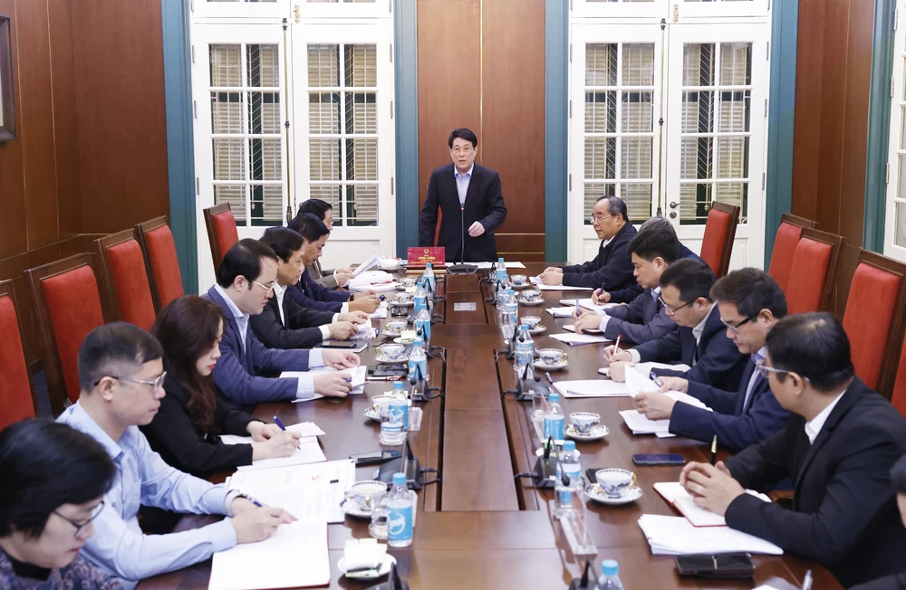 Le président Luong Cuong travaille avec la Commission centrale des affaires intérieures, également permanence du Comité central de pilotage de la réforme judiciaire. Photo: VNA