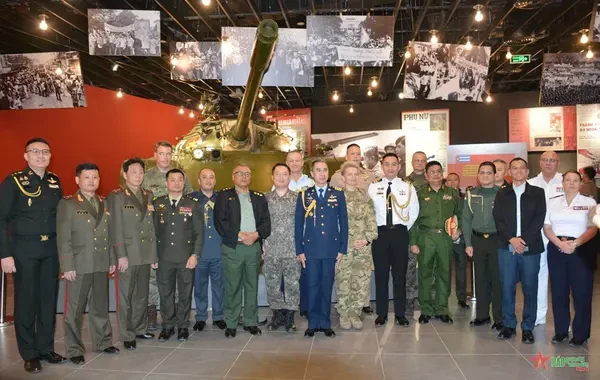 Des attachés militaires étrangers visitent le nouveau Musée d’histoire militaire du Vietnam. Photo: qdnd.vn