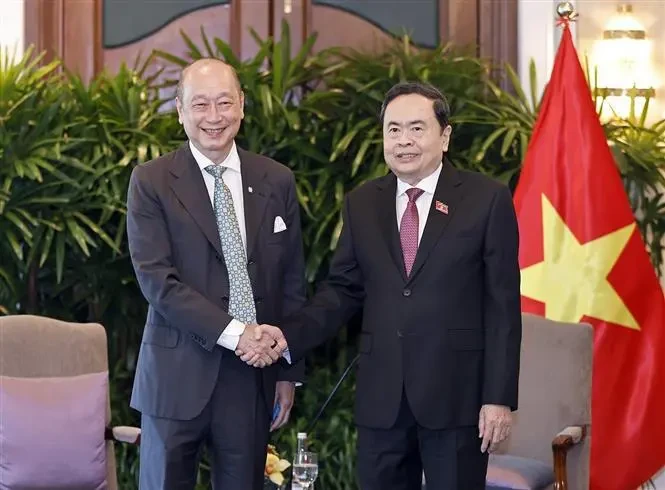 Le président de l’Assemblée nationale (AN) Trân Thanh Mân (droite) et le vice-président et directeur général de l’United Overseas Bank (UOB), Wee Ee Cheong. Photo: VNA