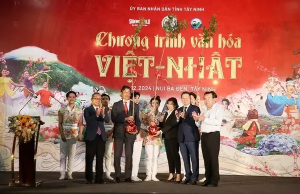 L'ambassadeur du Japon au Vietnam, Ito Naoki remet à la province de Tây Ninh 200 cerisiers en fleurs, symbole de la beauté de la culture japonaise, pour la plantation au mont Ba Den. Photo: VNA