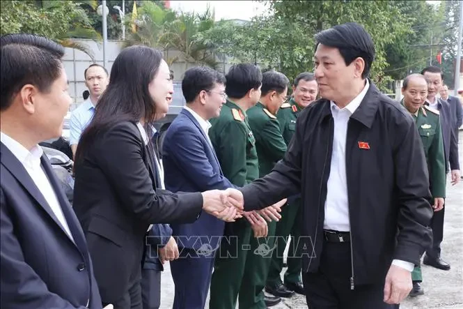 Le président Luong Cuong rencontre des électeurs du district de Thuong Xuân, province de Thanh Hoa. Photo: VNA