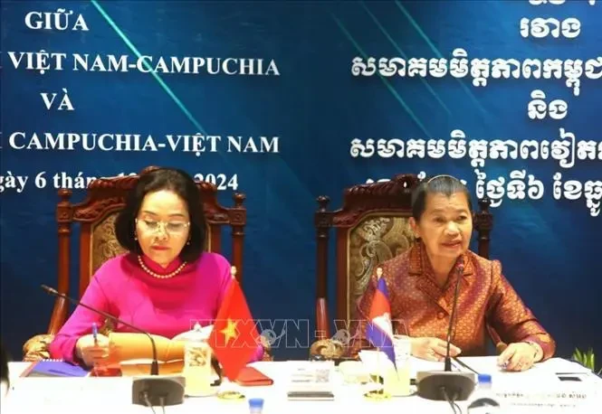 Nguyên Thi Thanh, vice-présidente de l'Assemblée nationale du Vietnam (AN) et présidente de l'Association d'amitié Vietnam-Cambodge, et Men Sam An, conseillère suprême du roi du Cambodge, vice-présidente du Parti du peuple cambodgien (PPC), présidente du Conseil national du Front de solidarité pour le développement de la patrie cambodgienne (SFDCM), présidente de l'Association d'amitié Cambodge-Vietnam, coprésident la conférence. Photo: VNA