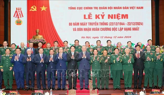 Le secrétaire général du Parti Tô Lâm, le président de la République Luong Cuong, le président de l'Assemblée nationale Trân Thanh Mân et des délégués lors de la cérémonie. Photo: VNA