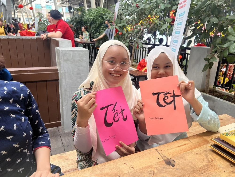 马来西亚儿童写越南书法。