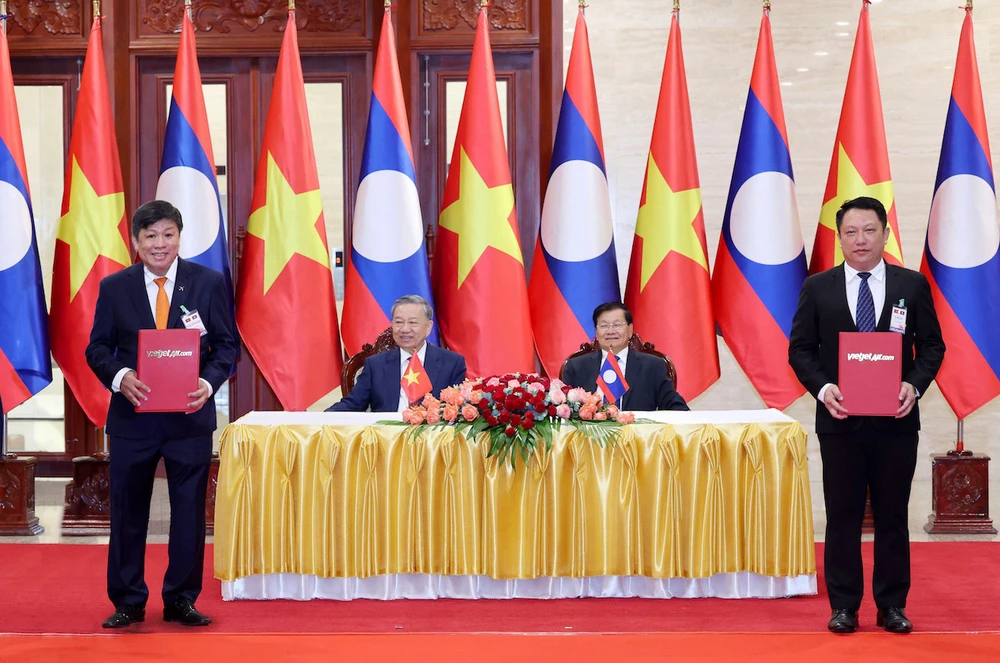 Vietnam’s President To Lam, Party General Secretary and President of Laos Thongloun Sisoulith witness the agreement announcement in Vientiane on July 11, 2024. Photo courtesy of Vietjet.