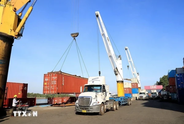 Goods loading at Phuoc Long ICD port in Ho Chi Minh City (Photo: VNA)