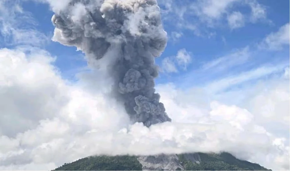 Mount Ibu, located on the island of Halmahera in North Maluku province, erupts at 11.11am (local time) on May 8. (Photo: AFP)