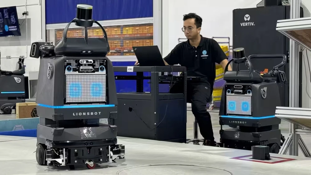 Lionsbot, a developer of cleaning robots based in Singapore, has expanded its production capacity to 4,000 units a year. (Photo: Nikkei)