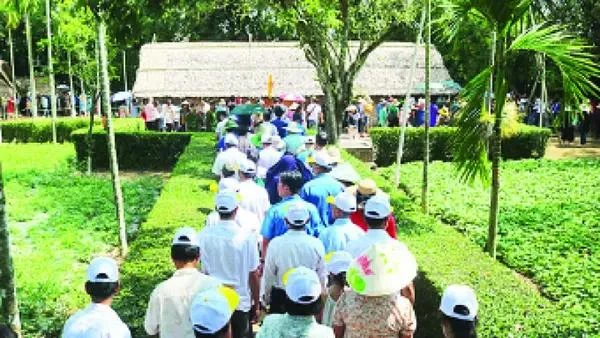 Visitors at the Kim Lien Special National Relic Site (Photo: VNA)