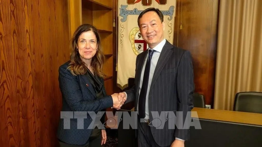 Vietnamese Ambassador to Italy Duong Hai Hung (R) and President of the Sardinia region Alessandra Todde at their meeting (Photo: VNA)