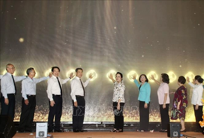 Delegates press the button to kick off the second Banh mi festival (Photo: VNA)