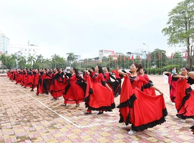 The elderly engage in a dance. (Source: VNA)