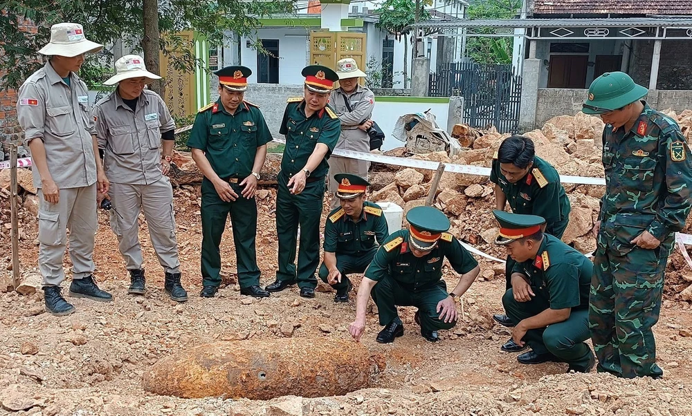 The bomb is safely deactivated. (Photo: VNA)