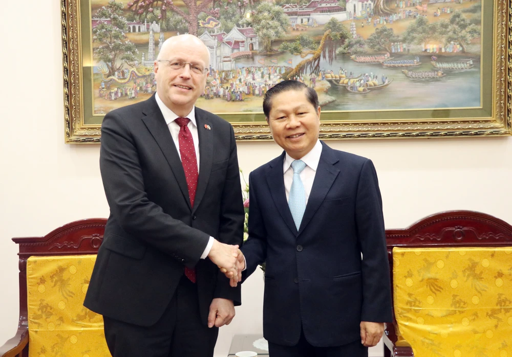 Deputy Minister of Labour, Invalids and Social Affairs Le Tan Dung (R) and Finnish Ambassador to Vietnam Keijo Norvanto (Photo: VNA)