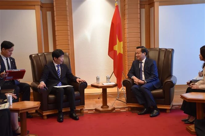 Vietnamese Deputy Prime Minister Le Minh Khai (R) receives Governor of Japan’s Gunma Prefecture Yamamoto Ichita in Tokyo on May 25. (Photo: VNA)