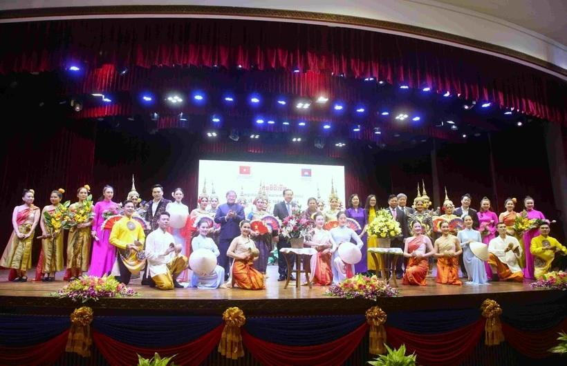A show in the Vietnam Culture Week in Cambodia 2024. (Photo: VNA)