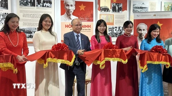 Vietnamese Ambassador to France Dinh Toan Thang (third from left) and other delegates cut ribbon to launch the exhibition (Photo: VNA)