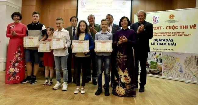 Vietnamese Ambassador to Hungary Nguyen Thi Bich Thao (front, first, right) and President of the Vietnamese Women’s Union in Hungary Dr. Pham Bich Thien (front, first, left) present certificates of merit to winners of the contest (Photo: VNA)