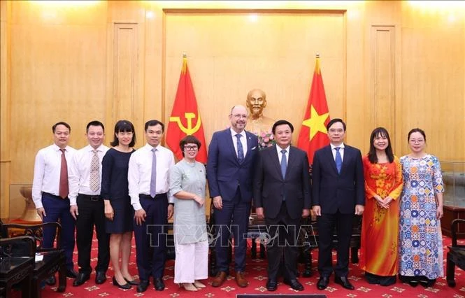 HCMA Director Nguyen Xuan Thang (fourth from right) and Swiss Ambassador to Vietnam Thomas Gass (fifth from right) (Photo: VNA)