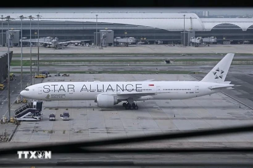 A Singapore Airlines aircraft makes an emergency landing in Bangkok, Thailand, after encountering turbulence issues on May 21. (Photo: AFP/VNA)