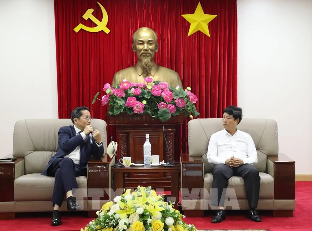 Chairman of the Binh Duong provincial People's Committee Vo Van Minh (R) and CT Group Chairman Tran Kim Chung (Photo: VNA)