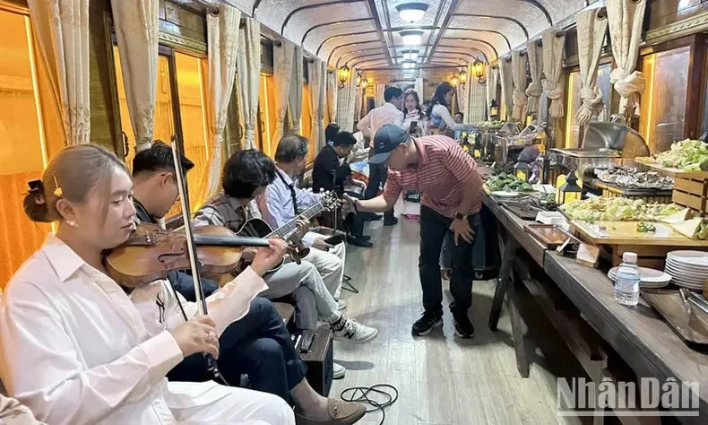 Music performance on a night train for tourists in Da Lat (Photo: nhandan.vn)