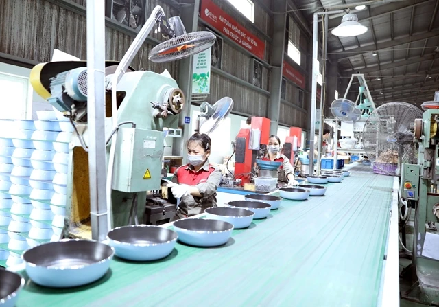 Pans produced at Elmich Hà Nam. The Ministry of Finance has proposed reductions of 10-50% for 36 fees starting July 1 until the end of this year to support business and production. (Photo: VNA)