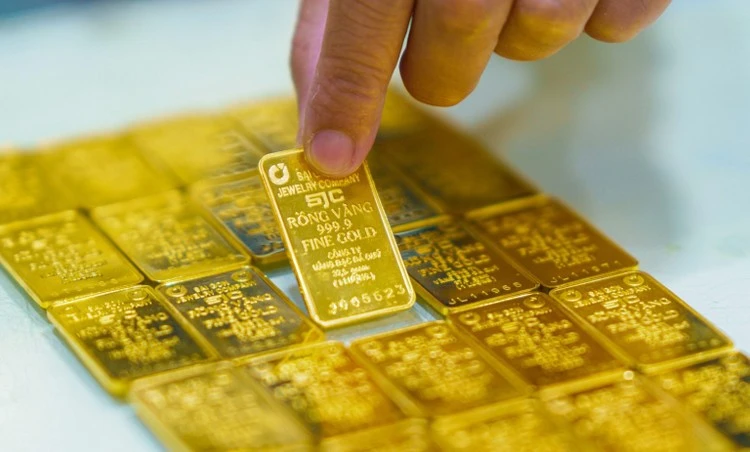 State-owned commercial banks with their extensive networks have prepared necessary conditions to organise direct gold sales to people in need. (Photo: VNA)