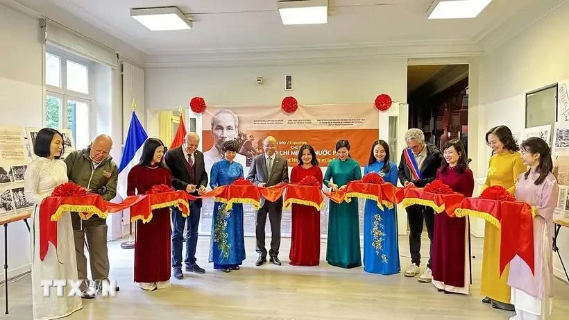 Delegates cut the ribbon to launch the exhibition on May 28 (Photo: VNA)