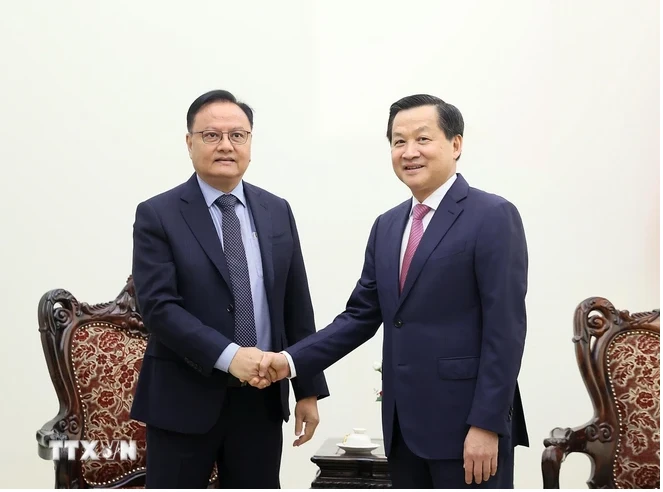 Deputy Prime Minister Le Minh Khai (R) and Lao Minister of Finance Santiphab Phomevihane. (Photo: VNA)