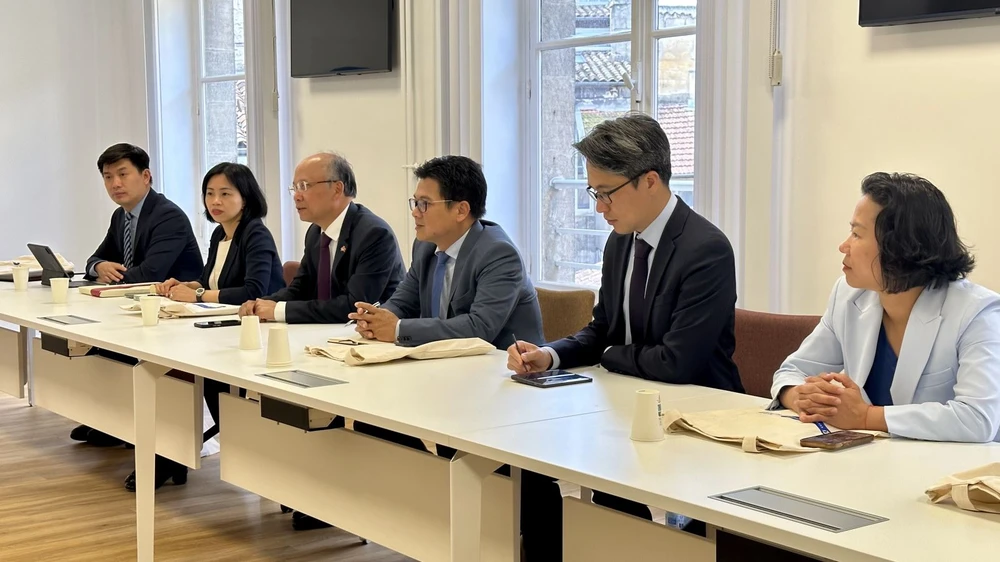 Ambassador Dinh Toan Thang and the Vietnamese working group work with leaders of the Chamber of Commerce and Industry (CCI) of Nouvelle Aquitaine region. (Photo: VNA)