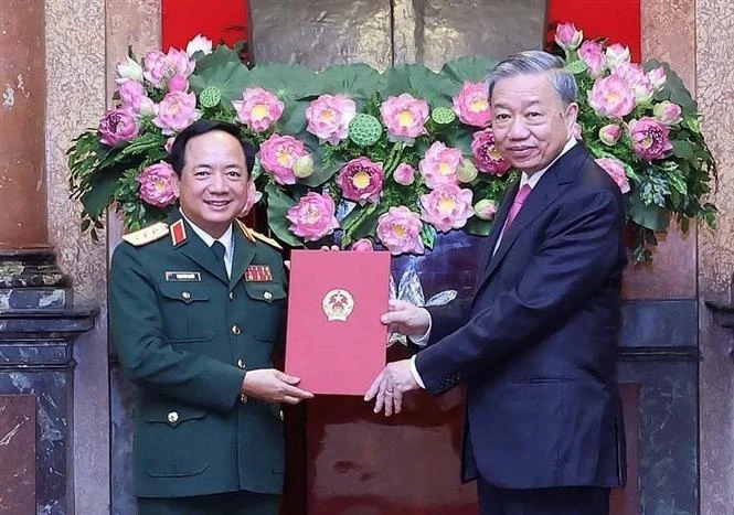 President To Lam (R) hands over the decision to appoint Sen. Lieut. Gen. Trinh Van Quyet as the new Chairman of the General Department of Politics under the Vietnam People's Army. (Photo: VNA)