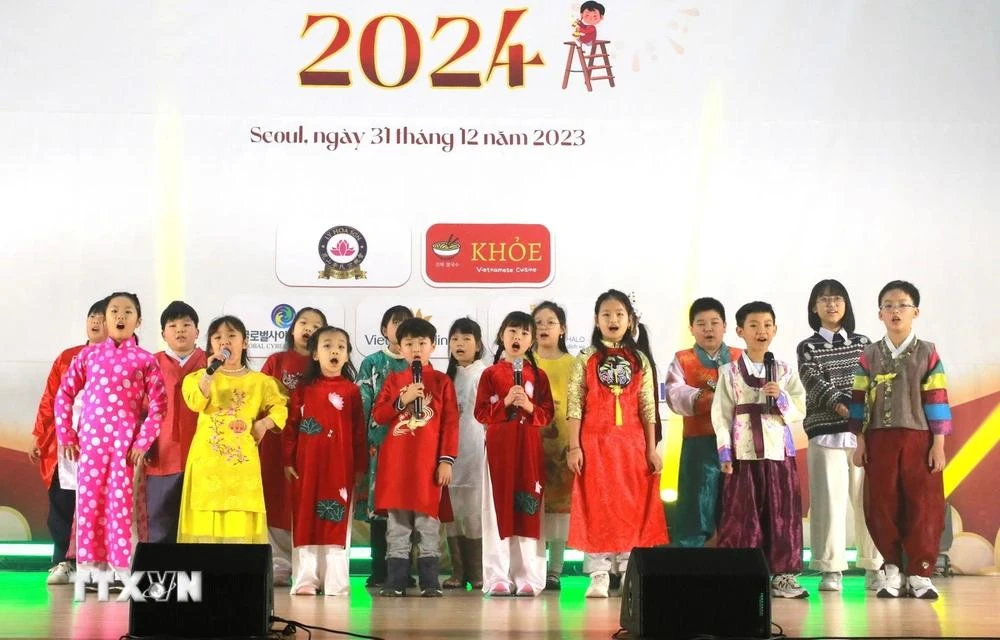 An art performance by children of multi-cultural families. (Photo: VNA)