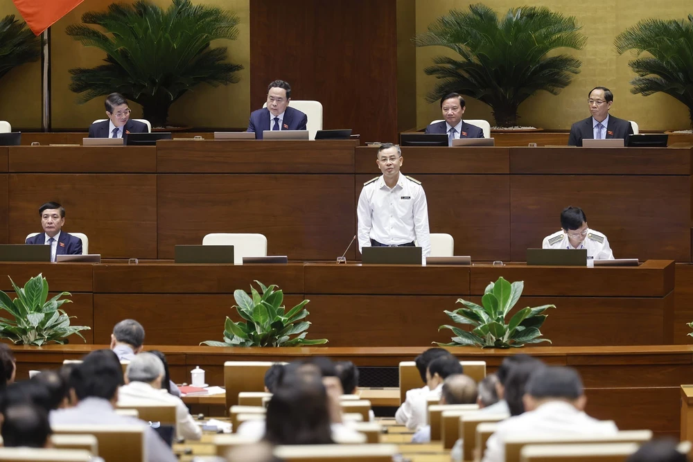 Auditor General of the State Audit Office of Vietnam Ngo Van Tuan (standing) answers deputies’ questions at the National Assembly (NA)'s 7th session on June 5 (Photo: VNA)