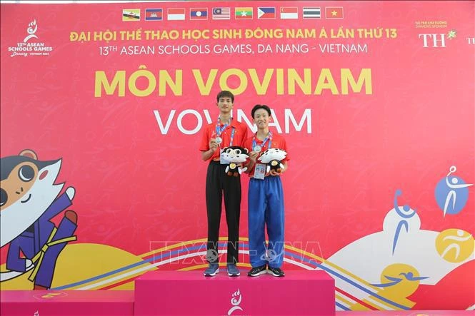 Two silver medalists of Vietnam at the 48-53.9kg sparring and men’s Five Gate Form performance events. (Photo: VNA)