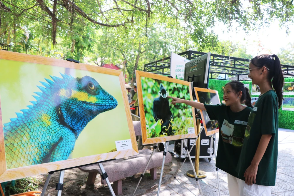 Kids are eager to explore the exhibition. (Photo: VNA)