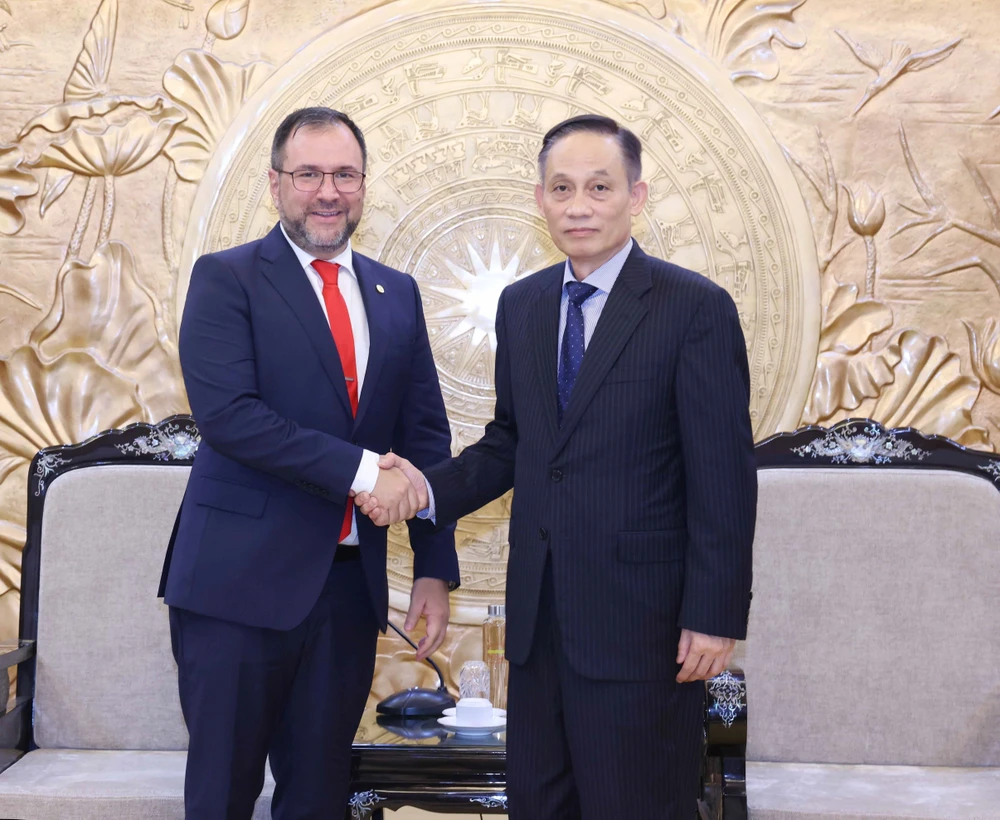 Secretary of the Party Central Committee and head of its Commission for External Relations Le Hoai Trung (right) receives Venezuelan Foreign Minister Yván Gil Pinto in Hanoi on June 8 (Photo: VNA)