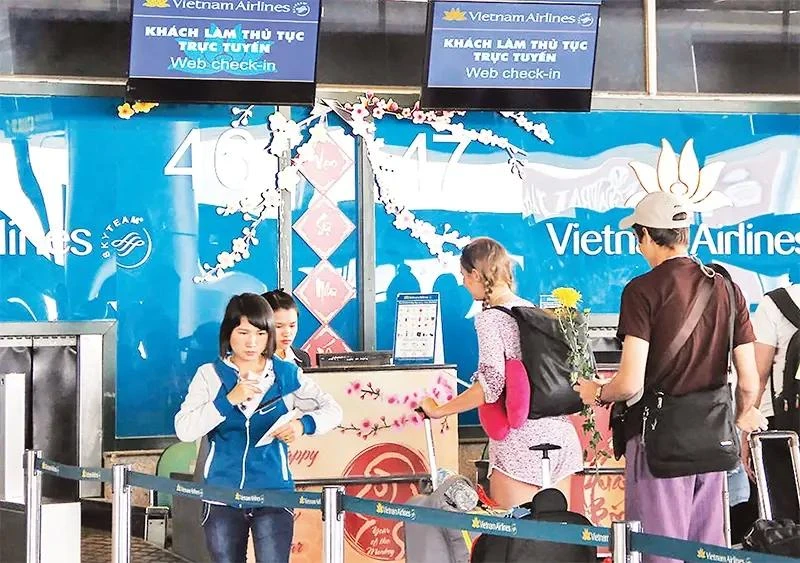 Passengers check in at Noi Bai International Airport in Hanoi (Photo: VNA)