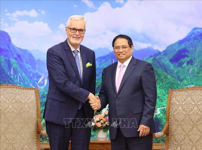 Prime Minister Pham Minh Chinh (R) and German Ambassador Guido Hildner. (Photo: VNA)